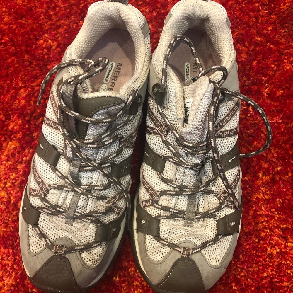 Woman size 7 air cushion shoes